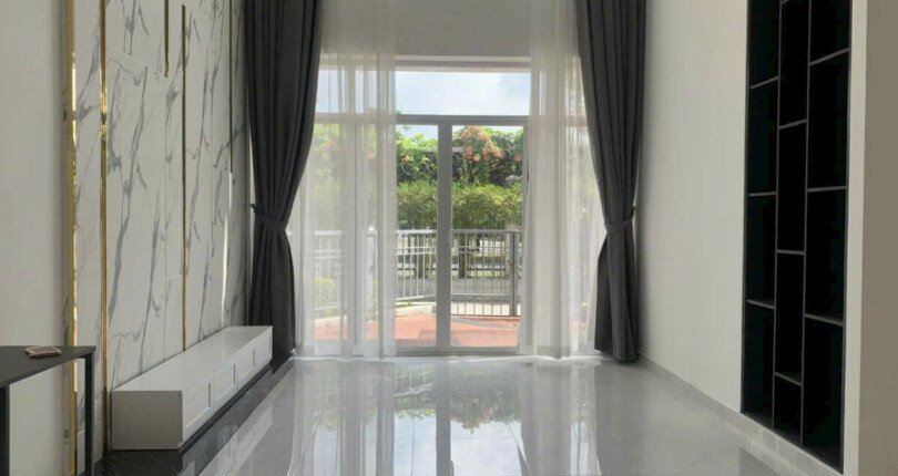 khong gian phong khach tang tret 810x430 - Giá mua bán căn hộ thông tầng Ground House chung cư Happy Valley Quận 7 T2/2025