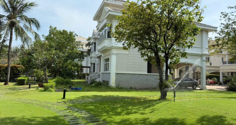 nha biet thu ban san vuon rong rai thoang mat quanh nam 810x430 - Giá mua bán nhà Biệt thự đơn lập mặt đường Nội khu Chateau Quận 7 T3/2025
