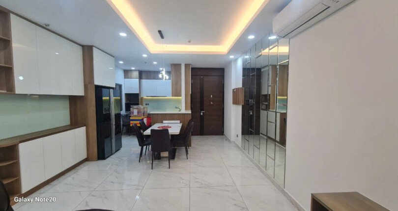 phong khach can ho ban 16 810x430 - Giá mua bán căn hộ 2pn 97m2 chung cư Midtown M6 Quận 7 T2/2025
