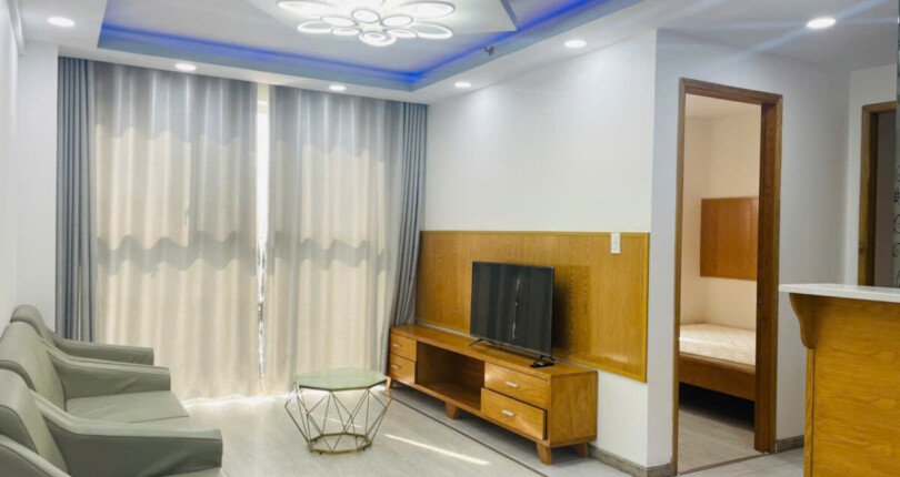 phong khach can ho ban 810x430 - Bán căn hộ tầng sân vườn chung cư Scenic Valley 2, diện tích 77m2 , giá 5.6 tỷ, đầy đủ nội thất, xem nhà dễ.