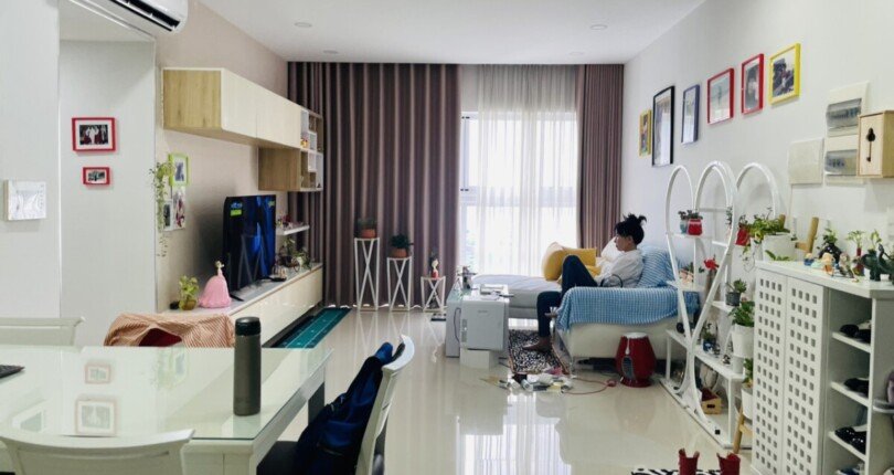 phong khach can ho rong rai 810x430 - Giá mua bán căn hộ 3pn Block A chung cư Happy Valley Quận 7 T2/2025