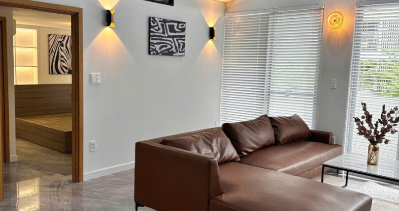 phong khach duplex ban 810x430 - Cần bán căn duplex, chung cư Scenic Valley 1, 170m2, giá 9.2 tỷ, đầy đủ nội thất, xem nhà dễ.