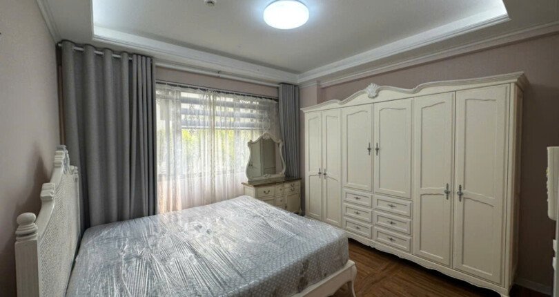 phong ngu can ho ban 10 810x430 - Bán căn hộ chung cư Hưng Phúc, tầng trung, 97m2, giá 7.1 tỷ, nội thất căn hộ đầy đủ, xem nhà dễ.