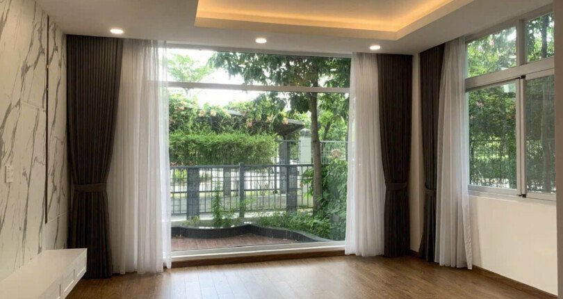 phong ngu nhieu cua so lien ke san vuon 810x430 - Giá mua bán căn hộ thông tầng Ground House chung cư Happy Valley Quận 7 T2/2025