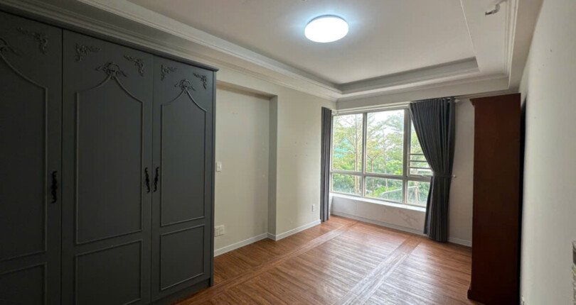 phong ngu nho can ho ban 810x430 - Bán căn hộ chung cư Hưng Phúc, tầng trung, 97m2, giá 7.1 tỷ, nội thất căn hộ đầy đủ, xem nhà dễ.