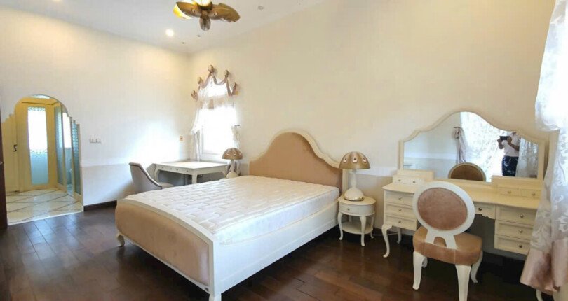 phong ngu rong rai hoan thien noi that cao cap 810x430 - Giá cho thuê nhà Biệt thự nguyên căn số 006 Nội khu Phú Gia Quận 7 T2/2025