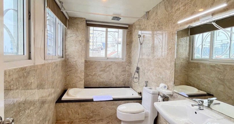 toilet co bon tam sang trong 810x430 - Giá mua bán tòa nhà Khách sạn Paragon 17 phòng Nội khu Hưng Phước 4 Quận 7 T2/2025