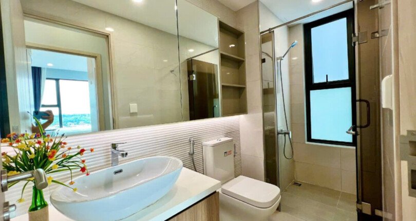 toilet day du trang thiet bi 810x430 - Giá mua bán căn hộ 2pn Block A căn 06 chung cư Hưng Phúc Premier Quận 7 T2/2025