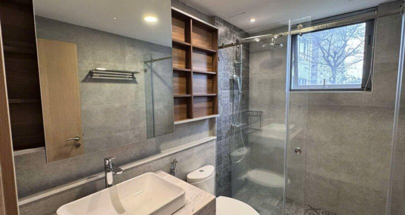 toilet hoan thien trang thiet bi cao cap 810x430 - Giá mua bán căn hộ 3pn Block C căn 01 chung cư Riverpark Premier Quận 7 T3/2025