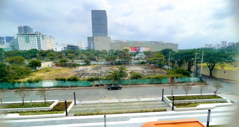 view can ho ba 1 810x430 - Cần bán căn hộ 77m2, tầng sân vườn chung cư Scenic Valley 2, giá 5.6 tỷ, nhà đang có hợp đồng thuê ổn định.