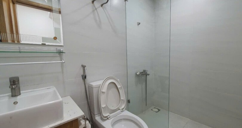 wc can ho ban 2 810x430 - Cho thuê căn hộ chung cư Scenic Valley 2, 77m2, giá 17tr/tháng, nội thất đầy đủ, xem nhà dễ.