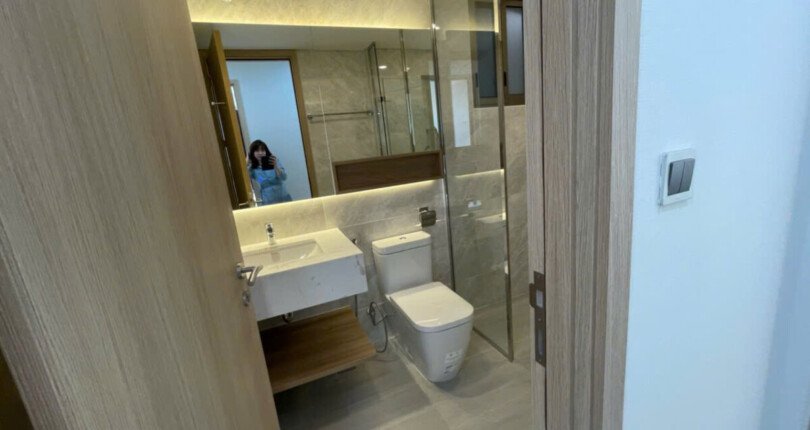 z6303600010881 42f639e6f3f0fad91459940e5bff5286 810x430 - Cho thuê Midtown M8 Block I Tầng 22 dt 82m 2 phòng full đồ giá 1400usd