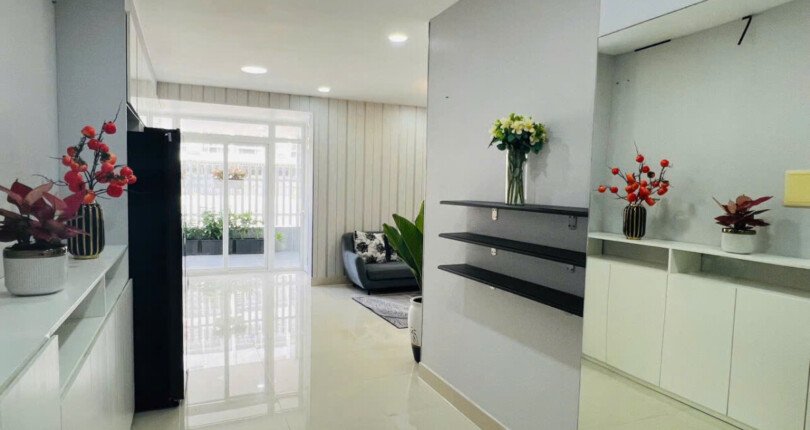 z6341903161904 62190b54c87bbec5401bc0ac37c22b42 810x430 - Bán Sky Garden 2 Block 3C Tầng 3 dt 131m 3 phòng giá 7,2 tỷ có HĐT 29 triệu