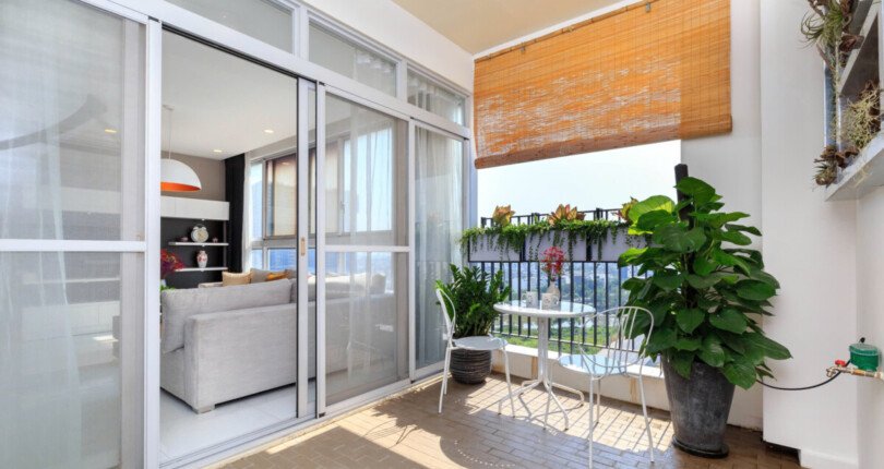 ban cong can ho ban 810x430 - Giá mua bán căn hộ 3pn block C chung cư Star Hill Quận 7 T3/2025