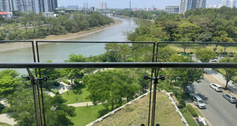 ban cong can ho ban truc dien song 810x430 - Giá mua bán căn hộ 3pn số 05 căn góc view sông Block C chung cư Riverpark Premier Quận 7 T3/2025