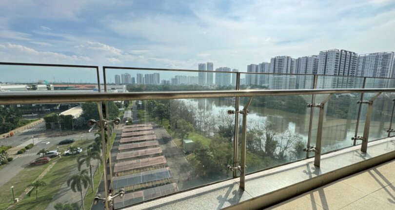 ban cong can ho ban truc dien song va truong hoc 810x430 - Bán gấp căn hộ hàng hiếm block B căn 05, diện tích 135m2, căn góc view sông và trường SSIS