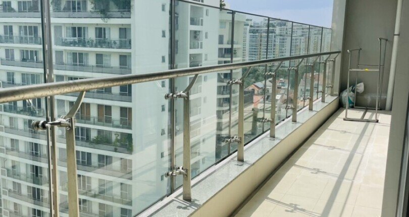 ban cong dai vuong van 810x430 - Giá cho thuê căn hộ 3 phòng ngủ Riverpark Premier Block C lầu cao view sông 45tr/tháng