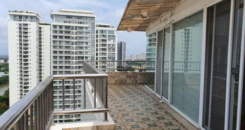 ban cong san thuong can ho ban 810x430 - Giá mua bán căn hộ Penthouse 2 tầng chung cư Park View Quận 7 T3/2025