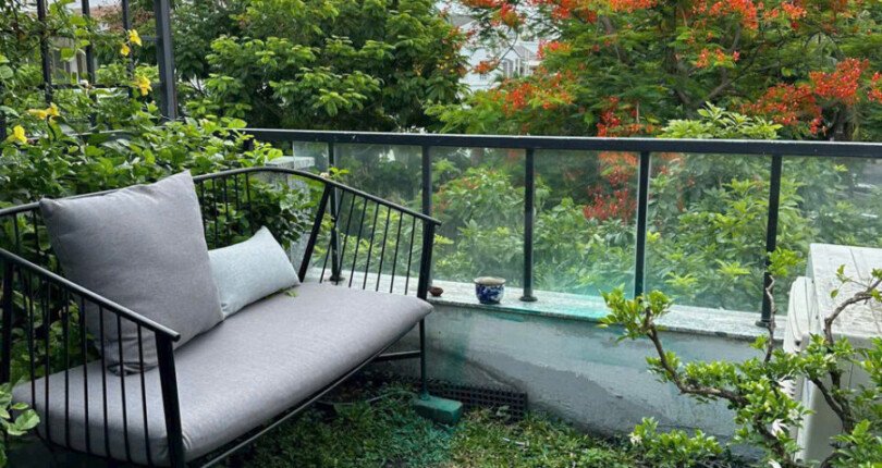 ban cong san thuong nha ban 810x430 - Giá mua bán nhà biệt thự đơn lập nguyên căn 4pn Khu Nam Thông 1 Quận 7 T3/2025