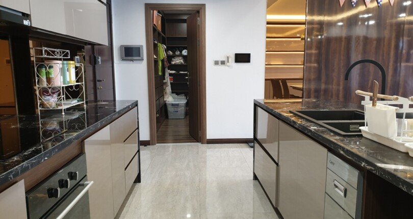 bep can ho ban 3 810x430 - Cho thuê căn hộ 133m2, chung cư Scenic Valley 1, giá 1.700$/tháng, nội thất cao cấp, xem nhà dễ.