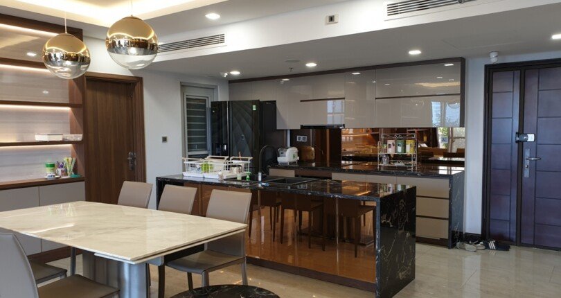 bep can ho can cho thue 3 810x430 - Cho thuê căn hộ 133m2, chung cư Scenic Valley 1, giá 1.700$/tháng, nội thất cao cấp, xem nhà dễ.