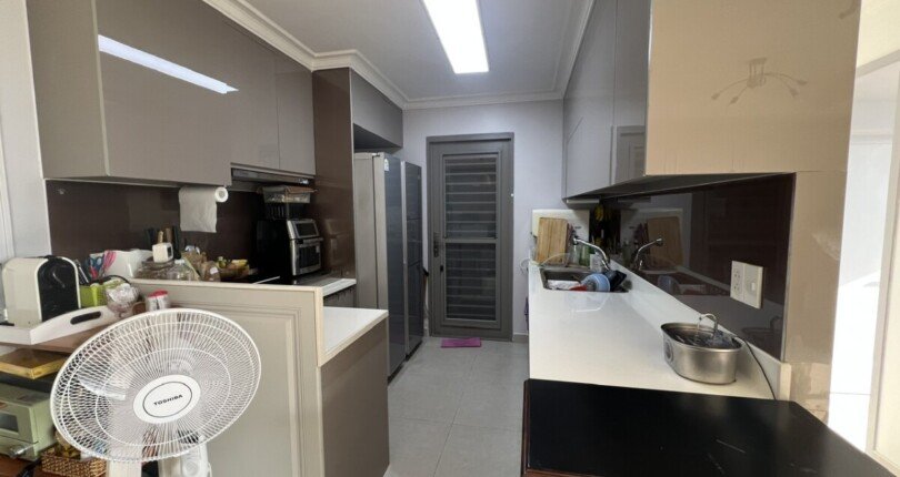 bep rong rai sang trong 1 810x430 - Giá mua bán căn hộ 3pn block A chung cư Hưng Phúc Happy Residence Quận 7 T3/2025