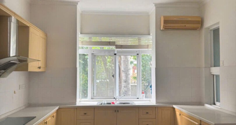 bep trong nha ban 810x430 - Giá mua bán nhà Biệt thự nguyên căn Nội Khu Phú Gia Quận 7 T3/2025