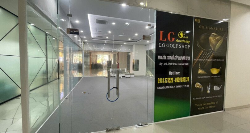can canh cua vao van phong cua hang cho thue 810x430 - Giá cho thuê mặt bằng tầng trệt làm văn phòng hoặc showroom tòa nhà Golden King Quận 7