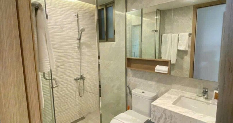 can ho ban co 2 toilet hoan thien nhu hinh 810x430 - Giá mua bán căn hộ 2pn Block G chung cư The Peak Quận 7 T3/2025