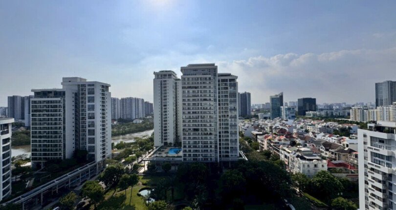 can ho ban lien ke cong vien mat me 810x430 - Giá mua bán căn hộ Penthouse 2 tầng chung cư Park View Quận 7 T3/2025