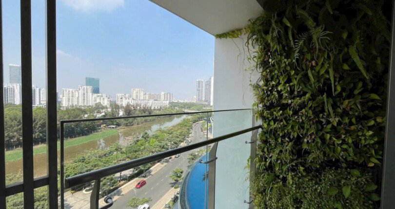 can ho ban lien ke song va ho boi 810x430 - Giá mua bán căn hộ 3pn view sông chung cư Midtown M7 Quận 7 T3/2025