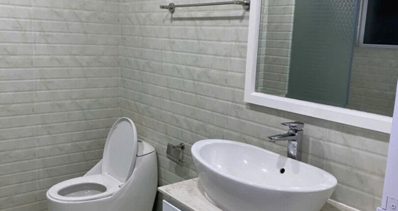 can ho co 2 toilet day du thiet bi 810x430 - Giá cho thuê căn hộ 3 phòng ngủ Block N số 01 chung cư Happy Valley Quận 7 T3/2025