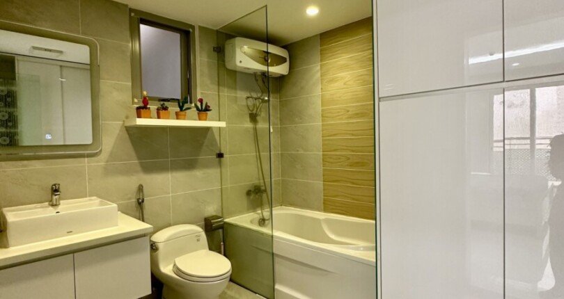 can ho co 2 toilet hoan thien trang thiet bi cao cap 810x430 - Giá mua bán căn hộ 3 phòng ngủ 133m2 block B chung cư Scenic Valley 1 Quận 7 t4/2025