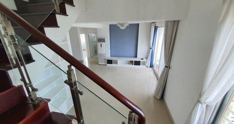 cau thang bo len lau 810x430 - Giá mua bán căn hộ Penthouse 2 tầng chung cư Park View Quận 7 T3/2025