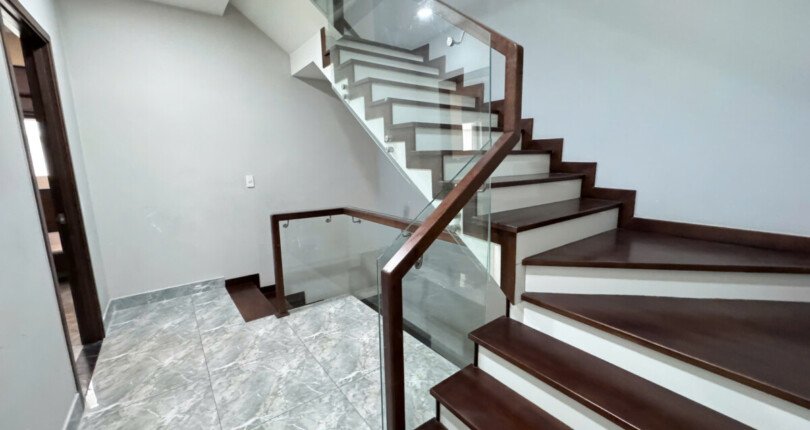 cau thang len lau 1 810x430 - Giá cho thuê nhà Biệt thự nguyên căn Đường số 11 kdc Nine South Nhà Bè T3/2025