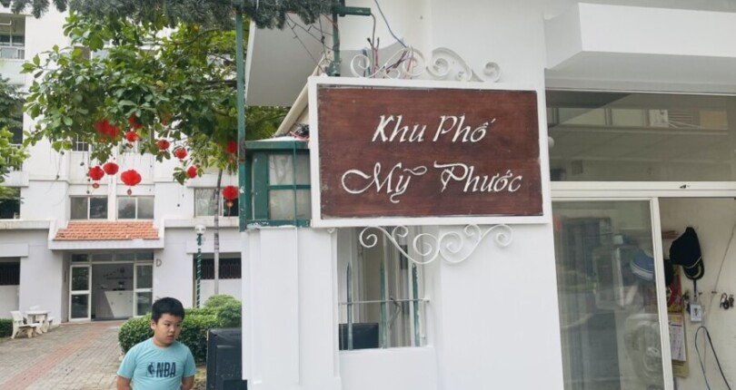 cong vao kdc my phuoc quan 7 810x430 - Giá mua bán căn hộ 3 phòng ngủ block D chung cư Mỹ Phước Quận 7 T3/2025