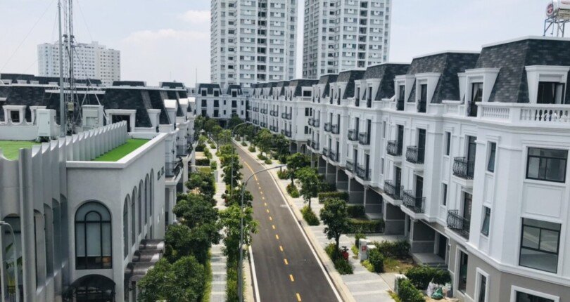 day nha pho nguyen can noi khu amelie villa 810x430 - Giá mua bán nhà phố nguyên căn Kdc Amelie Villa Nhà Bè T3/2025