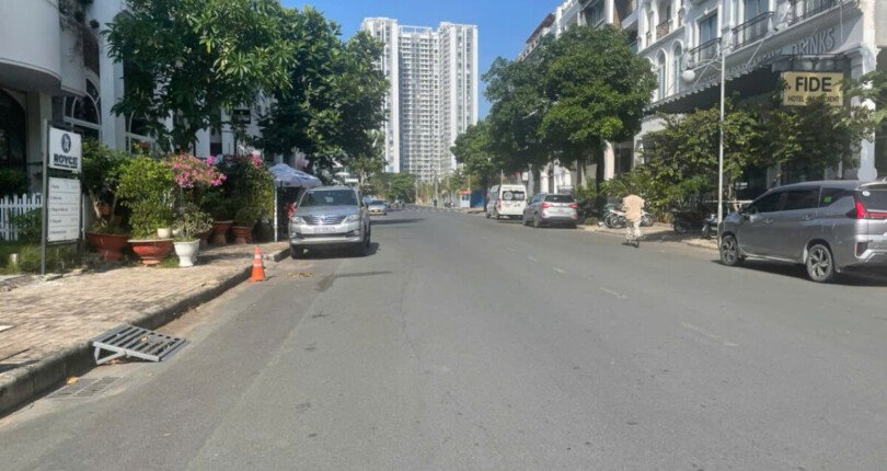 duong pham thai buong quan 7 810x430 - Giá mua bán cặp tòa nhà văn phòng mặt đường Phạm Thái Bường Phú Mỹ Hưng Quận 7 T3/2025