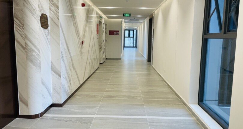 hanh lang truoc can ho rong rai 810x430 - Giá mua bán căn hộ 2pn block B chung cư Cardinal Court Quận 7 T3/2025