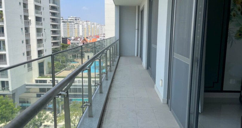 hinh ban cong can ho ban 810x430 - Giá mua bán căn hộ 3pn số 05 căn góc view sông Block C chung cư Riverpark Premier Quận 7 T3/2025