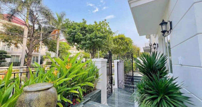 khoang san truoc nha biet thu ban 810x430 - Giá mua bán nhà Biệt thự nguyên căn có hồ bơi Khu đô thị Saroma Villas T3/2025