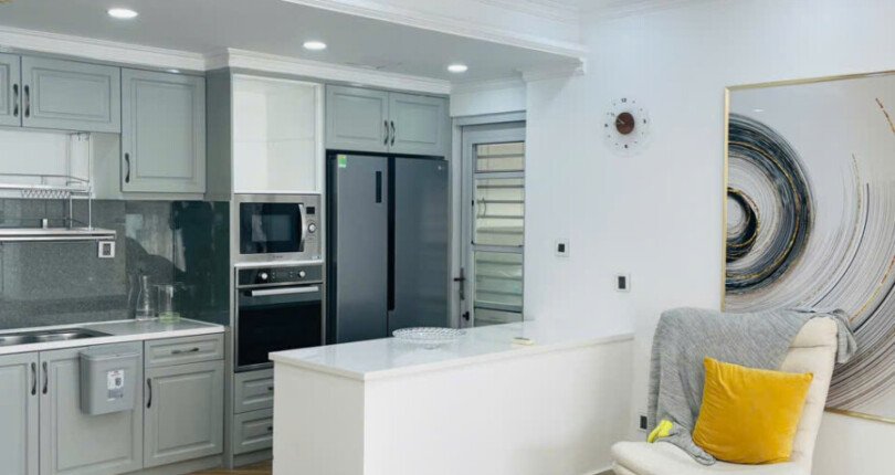 khong gian bep 810x430 - Giá mua bán căn hộ 135m2 Block I khu R18 chung cư Happy Valley Quận 7 T3/2025