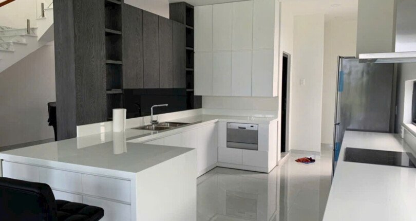 khong gian bep rong rai 11 810x430 - Giá mua bán nhà Biệt thự đơn lập khu dân cư Nine South Nhà Bè T3/2025