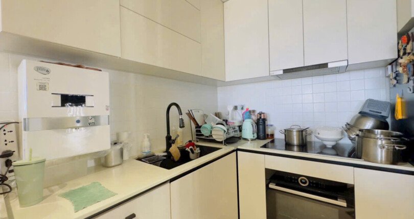 khong gian bep rong rai 14 810x430 - Giá mua bán căn hộ 2 phòng ngủ chung cư Midtown M7 Quận 7 T3/2025