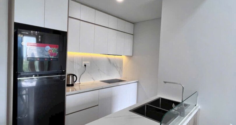 khong gian bep rong rai 6 810x430 - Giá mua bán căn hộ 2pn block B chung cư Cardinal Court Quận 7 T3/2025