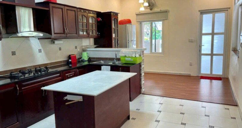 khong gian bep rong rai 9 810x430 - Giá mua bán nhà Biệt thự nguyên căn góc đường Nội khu Mỹ Gia 1 Quận 7 T3/2025