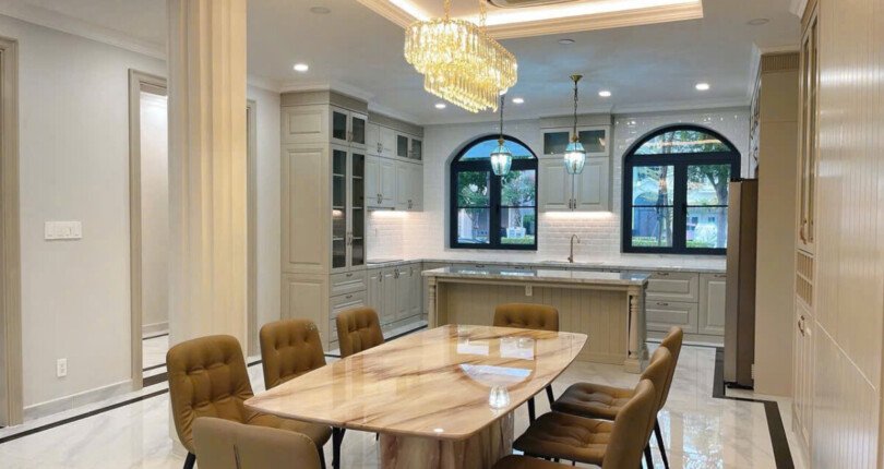 khong gian phong an va bep sang trong 810x430 - Giá cho thuê nhà Biệt thự nguyên căn 4pn Nội khu Chateau Quận 7 T3/2025