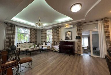 khong-gian-phong-khach-tang-tret-nha-biet-thu-ban