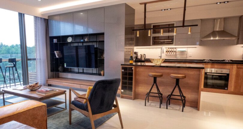 khong gian phong khach va bep can ho cho thue 810x430 - Giá cho thuê căn hộ Riverpark Premier block C view sông nội thất cao cấp giá 83tr/tháng có vat