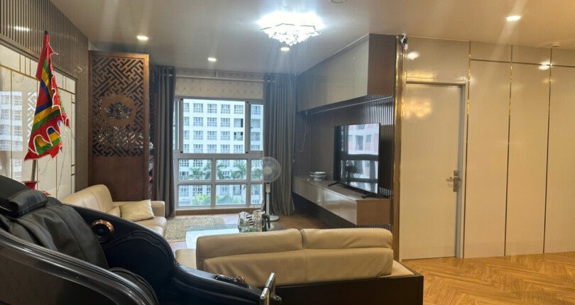 phong khach can ho ban 31 810x430 - Bán căn hộ chung cư Happy Valley, 135m2, 04pn, giá 9.6 tỷ, nhà đẹp, nội thất mới hoàn toàn